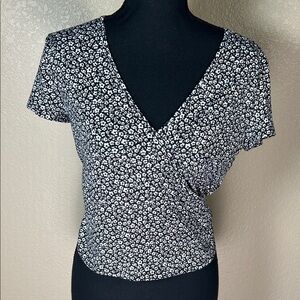 Vibe Black & White Floral Wrap Crop Top Size Large